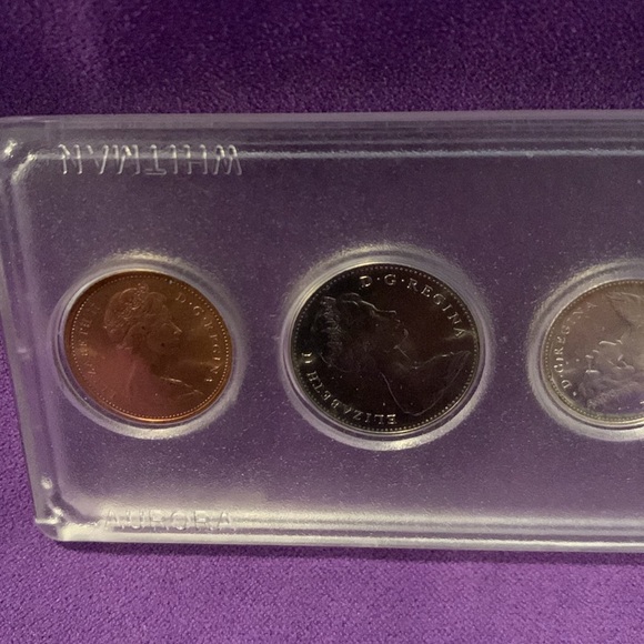 Vintage Canadian Collectible coin set - Picture 8 of 8